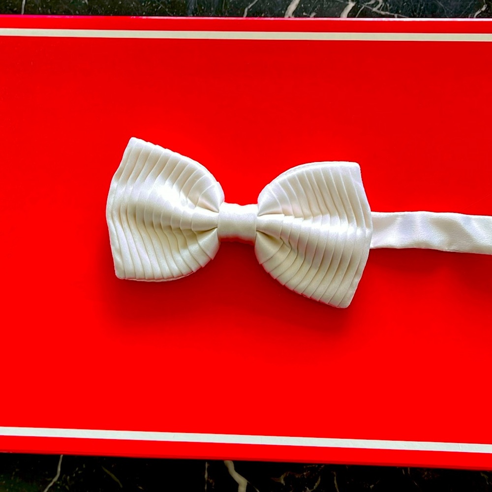 100% Santo Stefano Italian silk ,pre-tied pleated white bow tie fits 14”-18 1/4”